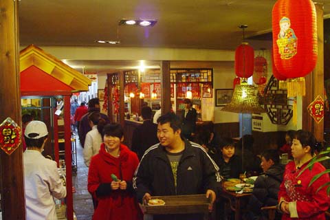 九门小吃美食节热闹情景