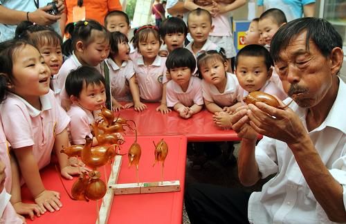 5月25日，民间艺人在西安唐都医院幼儿园为小朋友表演木偶戏。