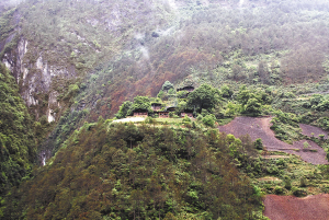 峡谷岸边山上坐落的农户