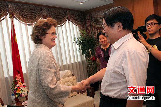 　6月12日，文化部部长蔡武在北京会见了澳大利亚驻华大使孙芳安女士。